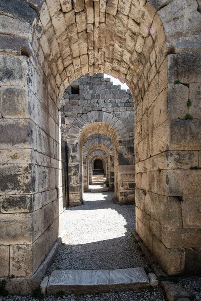 Pergamon Akropolis kalıntıları. Pergamon Akropolü 'ndeki Trajan Tapınağı' nın kalıntıları ve sütunları. Bergama, İzmir Türkiye.