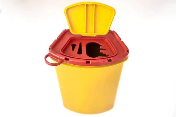 白色背景下分离出的黄色医用污染利器医疗废物容器 — 图库照片