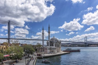 İstanbul, Türkiye - 1 Ağustos 2017; İstanbul Boğaz kıyısındaki Ortak Cami
