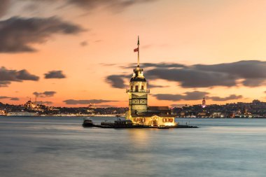 İstanbul, Türkiye: Gün batımında Bakire Kulesi aydınlandı