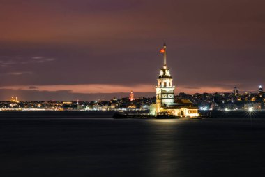 İstanbul, Türkiye 'de gün batımı gökyüzü olan Maiden' s Tower. İstanbul 'un sembolü Bakire Kulesi.