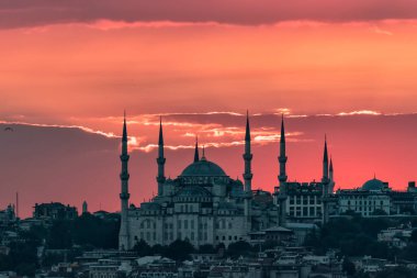 İstanbul 'da camiyle deniz üzerinde gün batımı