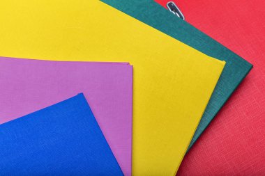 Renkli klasörler, beyaza izole edilmiş. Renkli evrak dosas, dizinler. 