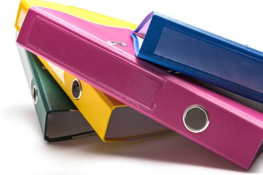 Renkli klasörler, beyaza izole edilmiş. Renkli evrak dosas, dizinler. 