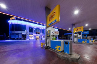 İstanbul, Türkiye - 5 Ağustos 2017; İstanbul 'daki Opet benzin istasyonu. Opet, Türkiye merkezli önde gelen petrol ve doğalgaz pazarlama ve dağıtım şirketlerinden biri..