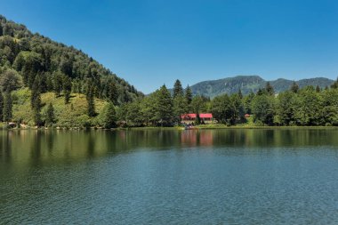 Dağlarda gölü olan güzel bir manzara.