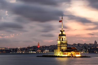 İstanbul, Türkiye 'de gün batımı gökyüzü olan Maiden' s Tower. İstanbul 'un sembolü Bakire Kulesi.