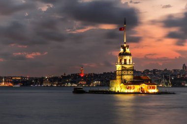 İstanbul, Türkiye 'de gün batımı gökyüzü olan Maiden' s Tower. İstanbul 'un sembolü Bakire Kulesi.