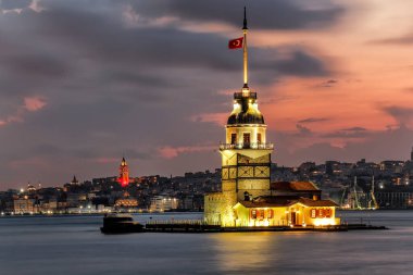 İstanbul, Türkiye 'de gün batımı gökyüzü olan Maiden' s Tower. İstanbul 'un sembolü Bakire Kulesi.