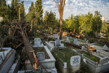 Uskudar, İstanbul, Türkiye, 2 Ağustos 2017, Karacaahmet mezarlığı fırtınada ağaçları ve mezarları yıktı. İstanbul, Türkiye.