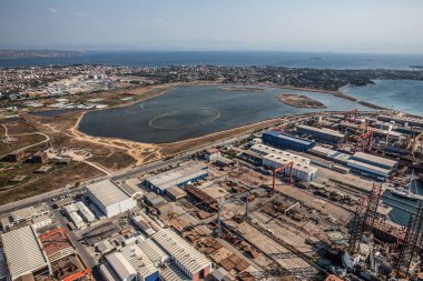 Tuzla, İstanbul, Türkiye - 25 Austos 2013; İstanbul Tuzla Bölgesi, Tuzla Tersanesi ve Tuzla Gölü. Helikopterden fotoğraf. İstanbul, Türkiye.