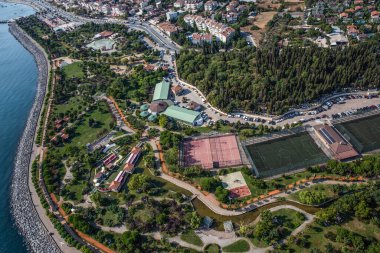 Tuzla, β, Trkiye - 25 Austos 2013; İstanbul, Tuzla ilçesi, sahildeki restoranlar ve parklar. Fotoğraf helikopterden..