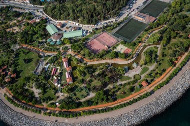 Tuzla, β, Trkiye - 25 Austos 2013; İstanbul, Tuzla ilçesi, sahildeki restoranlar ve parklar. Fotoğraf helikopterden..