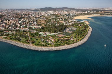 Tuzla, β, Trkiye - 25 Austos 2013; İstanbul, Tuzla ilçesi, sahildeki restoranlar ve parklar. Fotoğraf helikopterden..