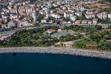Tuzla, β, Trkiye - 25 Austos 2013; İstanbul, Tuzla ilçesi, sahildeki restoranlar ve parklar. Fotoğraf helikopterden..