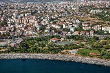 Tuzla, β, Trkiye - 25 Austos 2013; İstanbul, Tuzla ilçesi, sahildeki restoranlar ve parklar. Fotoğraf helikopterden..