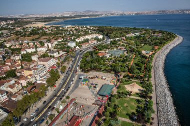Tuzla, β, Trkiye - 25 Austos 2013; İstanbul, Tuzla ilçesi, sahildeki restoranlar ve parklar. Fotoğraf helikopterden..