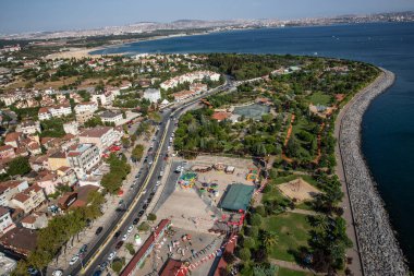 Tuzla, β, Trkiye - 25 Austos 2013; İstanbul, Tuzla ilçesi, sahildeki restoranlar ve parklar. Fotoğraf helikopterden..