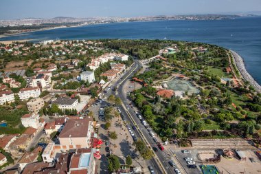 Tuzla, β, Trkiye - 25 Austos 2013; İstanbul, Tuzla ilçesi, sahildeki restoranlar ve parklar. Fotoğraf helikopterden..