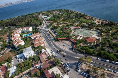 Tuzla, β, Trkiye - 25 Austos 2013; İstanbul, Tuzla ilçesi, sahildeki restoranlar ve parklar. Fotoğraf helikopterden..