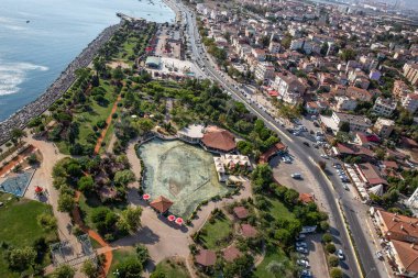 Tuzla, β, Trkiye - 25 Austos 2013; İstanbul, Tuzla ilçesi, sahildeki restoranlar ve parklar. Fotoğraf helikopterden..