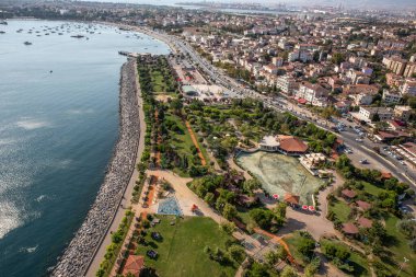 Tuzla, β, Trkiye - 25 Austos 2013; İstanbul, Tuzla ilçesi, sahildeki restoranlar ve parklar. Fotoğraf helikopterden..