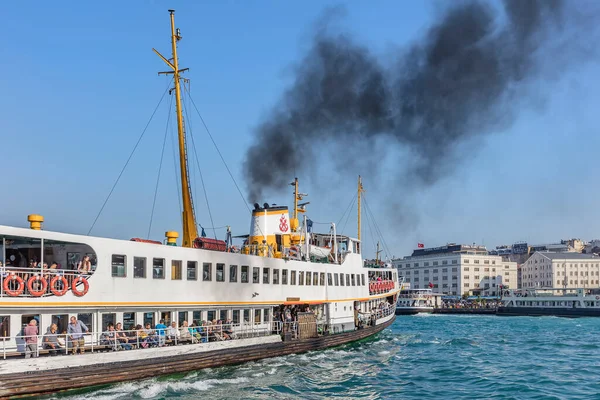 Eminonu Istanbul Turkey June 2017 Eminonu Ferry Pier Istanbul Strait — Φωτογραφία Αρχείου