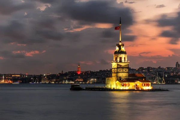 トルコのイスタンブールに日没の空を持つ乙女の塔 乙女の塔イスタンブールのシンボル — ストック写真