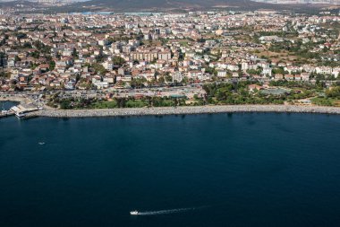Tuzla, β, Trkiye - 25 Austos 2013; İstanbul, Tuzla ilçesi, sahildeki restoranlar ve parklar. Fotoğraf helikopterden..