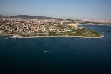 Tuzla, β, Trkiye - 25 Austos 2013; İstanbul, Tuzla ilçesi, sahildeki restoranlar ve parklar. Fotoğraf helikopterden..