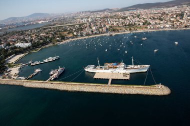 Tuzla, β, Trkiye - 25 Ağustos 2013; Tuzla plajı, ITU Denizcilik Fakültesi - Tuzla, İstanbul.