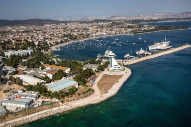 Tuzla, İstanbul, Türkiye - 25 Ağustos 2013; Tuzla plajı, ITU Denizcilik Kulesi Fakültesi - Tuzla, İstanbul.