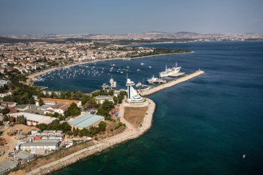 Tuzla, İstanbul, Türkiye - 25 Ağustos 2013; Tuzla plajı, ITU Denizcilik Kulesi Fakültesi - Tuzla, İstanbul.