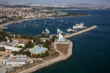 Tuzla, İstanbul, Türkiye - 25 Ağustos 2013; Tuzla plajı, ITU Denizcilik Kulesi Fakültesi - Tuzla, İstanbul.