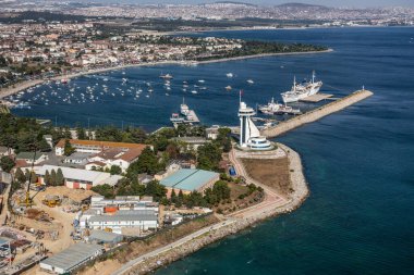 Tuzla, İstanbul, Türkiye - 25 Ağustos 2013; Tuzla plajı, ITU Denizcilik Kulesi Fakültesi - Tuzla, İstanbul.