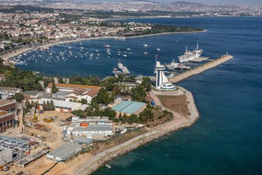Tuzla, İstanbul, Türkiye - 25 Ağustos 2013; Tuzla plajı, ITU Denizcilik Kulesi Fakültesi - Tuzla, İstanbul.