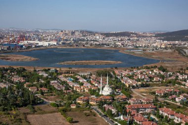 Tuzla, İstanbul, Türkiye - 25 Austos 2013; İstanbul Tuzla Bölgesi, Tuzla Tersanesi ve Tuzla Gölü. Helikopterden fotoğraf. İstanbul, Türkiye.