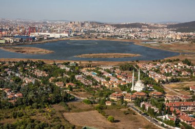 Tuzla, İstanbul, Türkiye - 25 Austos 2013; İstanbul Tuzla Bölgesi, Tuzla Tersanesi ve Tuzla Gölü. Helikopterden fotoğraf. İstanbul, Türkiye.