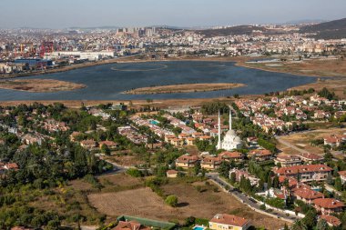 Tuzla, İstanbul, Türkiye - 25 Austos 2013; İstanbul Tuzla Bölgesi, Tuzla Tersanesi ve Tuzla Gölü. Helikopterden fotoğraf. İstanbul, Türkiye.