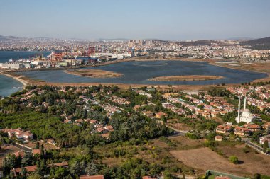 Tuzla, İstanbul, Türkiye - 25 Austos 2013; İstanbul Tuzla Bölgesi, Tuzla Tersanesi ve Tuzla Gölü. Helikopterden fotoğraf. İstanbul, Türkiye.