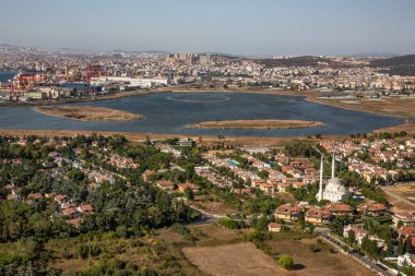 Tuzla, İstanbul, Türkiye - 25 Austos 2013; İstanbul Tuzla Bölgesi, Tuzla Tersanesi ve Tuzla Gölü. Helikopterden fotoğraf. İstanbul, Türkiye.