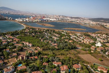 Tuzla, İstanbul, Türkiye - 25 Austos 2013; İstanbul Tuzla Bölgesi, Tuzla Tersanesi ve Tuzla Gölü. Helikopterden fotoğraf. İstanbul, Türkiye.