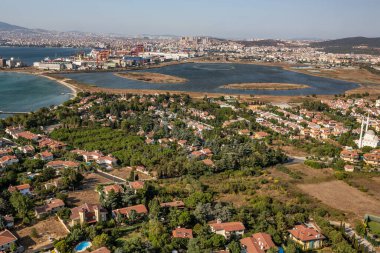 Tuzla, İstanbul, Türkiye - 25 Austos 2013; İstanbul Tuzla Bölgesi, Tuzla Tersanesi ve Tuzla Gölü. Helikopterden fotoğraf. İstanbul, Türkiye.