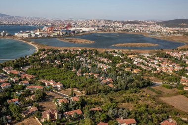 Tuzla, İstanbul, Türkiye - 25 Austos 2013; İstanbul Tuzla Bölgesi, Tuzla Tersanesi ve Tuzla Gölü. Helikopterden fotoğraf. İstanbul, Türkiye.