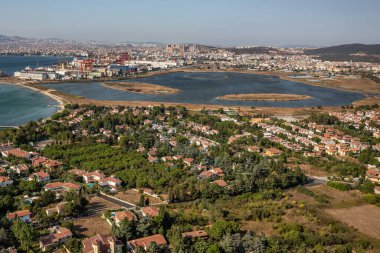 Tuzla, İstanbul, Türkiye - 25 Austos 2013; İstanbul Tuzla Bölgesi, Tuzla Tersanesi ve Tuzla Gölü. Helikopterden fotoğraf. İstanbul, Türkiye.