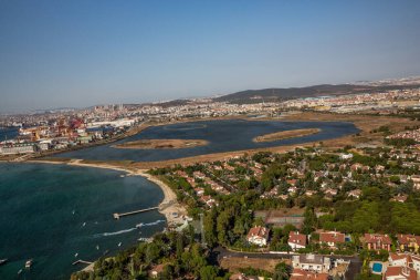 Tuzla, İstanbul, Türkiye - 25 Austos 2013; İstanbul Tuzla Bölgesi, Tuzla Tersanesi ve Tuzla Gölü. Helikopterden fotoğraf. İstanbul, Türkiye.