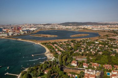 Tuzla, İstanbul, Türkiye - 25 Austos 2013; İstanbul Tuzla Bölgesi, Tuzla Tersanesi ve Tuzla Gölü. Helikopterden fotoğraf. İstanbul, Türkiye.