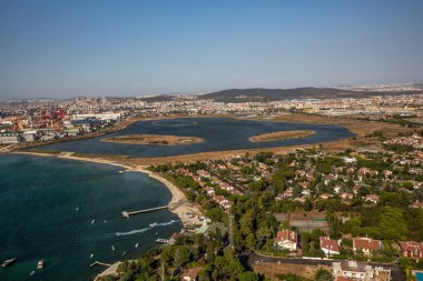 Tuzla, İstanbul, Türkiye - 25 Austos 2013; İstanbul Tuzla Bölgesi, Tuzla Tersanesi ve Tuzla Gölü. Helikopterden fotoğraf. İstanbul, Türkiye.