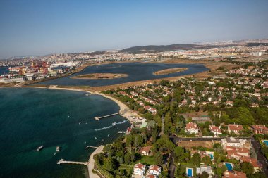 Tuzla, İstanbul, Türkiye - 25 Austos 2013; İstanbul Tuzla Bölgesi, Tuzla Tersanesi ve Tuzla Gölü. Helikopterden fotoğraf. İstanbul, Türkiye.