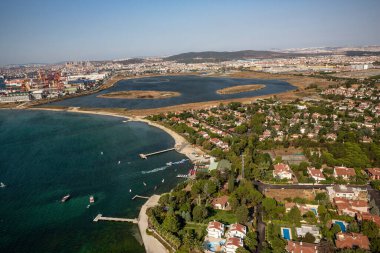 Tuzla, İstanbul, Türkiye - 25 Austos 2013; İstanbul Tuzla Bölgesi, Tuzla Tersanesi ve Tuzla Gölü. Helikopterden fotoğraf. İstanbul, Türkiye.